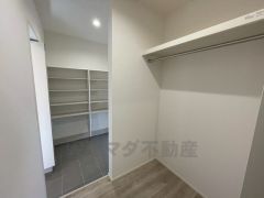 大容量のシューズクローゼット。高い収納力で玄関まわりをすっきり保てます。急な来客があっても気持ちよく対応できますね。