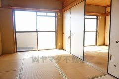 ＬＤＫに隣接する和室です。お昼寝や洗濯物を畳んだり、アイロンをかける作業スペースとしても活躍しそうですね。