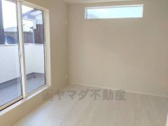 家具を選ばないナチュラルなフローリングとシンプルなクロスです＾＾