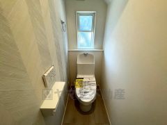 温水洗浄機付トイレです。節水機能もあるので、安心して使えますね。もちろん、1階2階の2ヶ所にトイレがあるので、忙しい朝にもゆとりができますね。