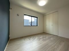 暖かい日差しが差し込む洋室。たっぷり収納できるクローゼット付きでお部屋の中をすっきりと快適に保てます。