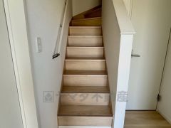 踏み場の広い手摺付き階段です。勾配も緩やかに設計されており、高齢の方でも安心できますね＾＾