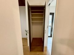 キッチン横にある物入です。 備蓄品や日用品、大型の調理家電などを収納するのに重宝しそうです＾＾