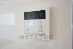 キッチン横からお湯張り、追い炊き、足し湯がボタン一つで楽々操作できる給湯機リモコンです＾＾忙しい夕飯の準備の時間帯に重宝しますね。