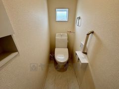 ウォシュレット、暖房便座、節電・節水機能など、使い勝手のよい高機能トイレです。