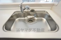 大きなお鍋も楽々洗える幅の広いシンクです＾＾ステンレスシンクなので簡単にお掃除できますよ。洗剤やスポンジもすっきりできる収納付き。