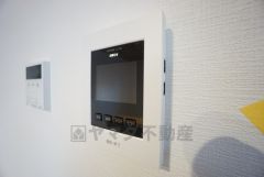 カラーモニターのインターフォン完備。