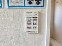 浴室暖房乾燥機には、暖房、乾燥、涼風、換気の4つの機能が付いています。タイマー付きです。雨の日はもちろん、急ぎで洗濯する必要のあるお子様の体操服や、下着類などを乾かすのに便利です。