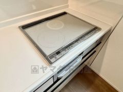 お手入れのしやすいIHクッキングヒーターです。3口コンロなので、効率よくお料理が楽しめます。毎日のお料理も楽しくなりますね＾＾