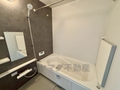 1日の疲れを癒すくつろぎのバスルーム。足を伸ばしてもゆったりと入れるサイズです。お子様と一緒にお風呂に入っても狭くないですね＾＾