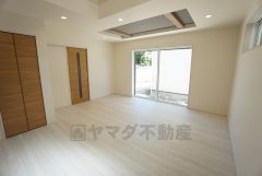 大きな掃き出し窓のあるリビングは、陽光あふれる明るい空間です。ゆったりと寛げる憩いの場となりそうです。