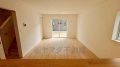 大きな掃き出し窓のあるリビングは、陽光あふれる明るい空間です。ゆったりと寛げる憩いの場となりそうです。