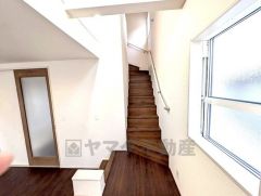 手すり付きのリビング階段です。