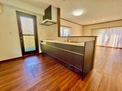 収納も、作業スペースも広々と設けられた使いやすいシステムキッチンです＾＾カウンターキッチンなので、ご家族と会話をしながら楽しくお料理ができます＾＾