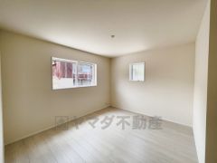 リビング隣にある7.25帖の洋室。 お子様のお昼寝スペースや書斎としてなど、いろいろとお使い頂けます＾＾