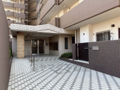 清掃の行き届いた綺麗なエントランスです。スロープ付きなのでベビーカーや車椅子の上り下りもらくらくです＾＾