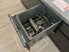炊事時間を大幅に短縮できる食器洗浄乾燥機付き＾＾食器を洗う手間が減るので家族とのコミュニケーションの時間や自分の時間が増えますね。