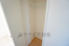 同仕様写真。2階の廊下にも収納を確保。各居室に入りきれなかった荷物や、2階で使用する日用品のストック置き場に便利です。