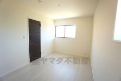 居室としてももちろん、収納や書斎、お子様のプレイスペースにも＾＾使い勝手が良さそうです＾＾家具を選ばないナチュラルなフローリングとシンプルなクロスです＾＾