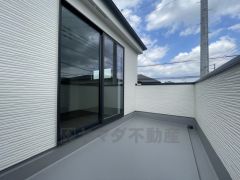 陽当たりの良いバルコニーです。お洗濯やお布団干しはもちろん、日光浴スペースにも＾＾足元は防水工事施工済です。