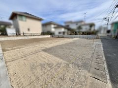 バス停まで徒歩2分で、毎日の通勤もスムーズ