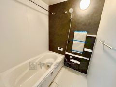 1日の疲れを癒すくつろぎのバスルーム。足を伸ばしてもゆったりと入れるサイズです。お子様と一緒にお風呂に入っても狭くないですね＾＾