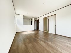 家族が集まる開放的なリビング。思い思いの時間を過ごしたり食事をしたり、素敵な団らんの場になりますね。