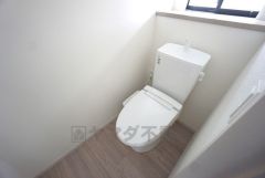 1階・2階の2ヶ所にトイレがあるので、忙しい朝にもゆとりができますね。 トイレ待ちの時間が短くて済みます。