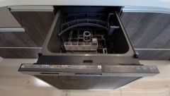 家事の時間が短縮できるフルオープンで開けやすい食器洗い乾燥機付。食事後に家族とのくつろぎタイムをしっかり取れます。