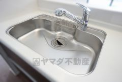 大きなお鍋も楽々洗える幅の広いシンクです＾＾ステンレスシンクなので簡単にお掃除できますよ。洗剤やスポンジもすっきりできる収納付き。