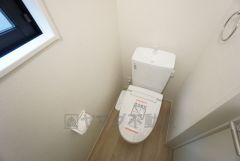 温水洗浄機付トイレです。トイレは2ヶ所設けられているので、来客時にも気兼ねなく使えますね。小窓付きで換気も出来ます。