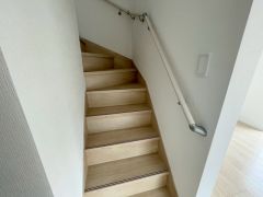 日中でも暗くなりがちな階段には、小窓を配置し採光も考えられたつくり＾＾手摺付きなので安全に上り下りできますね＾＾