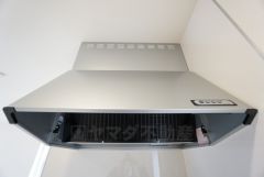 お手入れが簡単なスリム型レンジフードです。調理により発生する油煙や臭いを吸い込み、屋外へ排気してくれます。