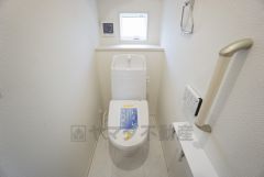 温水洗浄機付トイレです。節水機能もあるので、安心して使えますね。もちろん、1階2階の2ヶ所にトイレがあるので、忙しい朝にもゆとりができますね。