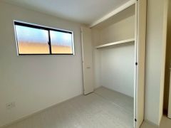 オープンクローゼットはお部屋を広く感じられます＾＾居室としてももちろん、収納や書斎、お子様のプレイスペースにも＾＾使い勝手が良さそうです＾＾