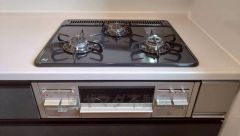 3種類の料理が同時に調理できる、3口ガスコンロ。忙しい夕食の支度時間が短縮できます＾＾