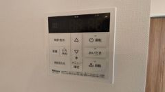 キッチン横からお湯張り、追い炊き、温度調節がボタンで楽々操作できる給湯器リモコンです＾＾忙しい夕飯の準備の時間帯に重宝しますね。
