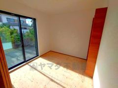 リビングからの続き間として和室をご用意しました。普段はリビングとつなげて開放的なスペースとして。来客時には客間としてお使いいただけます。