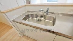 大きなお鍋も楽々洗える幅の広いシンクです＾＾ステンレスシンクなので簡単にお掃除できますよ。洗剤やスポンジもすっきりできる収納付き。