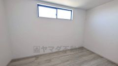 ナチュラルなカラーを基調とした洋室。クローゼットが設けられているので、すっきりと整理整頓でき気持ちよく過ごせます。