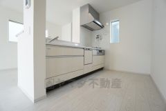 同仕様写真。現況と異なる場合は現況優先です。 収納も、作業スペースも広々と設けられた使いやすいシステムキッチンです＾＾カウンターキッチンなので、ご家族と会話をしながら楽しくお料理ができます＾＾