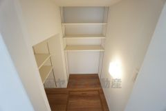 階段下の空間を有効活用した収納スペースです＾＾