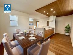 家族が集まる開放的なリビング。窓から光が差し込む明るいダイニングです＾＾。思い思いの時間を過ごしたり食事をしたり、素敵な団らんの場になりますね。家具はCGによるイメージです。