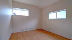 家具を選ばないナチュラルなフローリングとシンプルなクロスです＾＾ 居室としてももちろん、収納や書斎、お子様のプレイスペースにも＾＾使い勝手が良さそうです＾＾