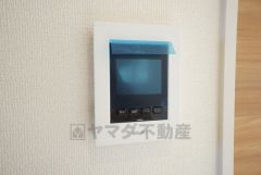 防犯性もばっちり、TVモニター付きインターホン完備。大きなモニターで玄関先を確認できます。録画機能が付いているので不在時の訪問者も確認できて安心です＾＾