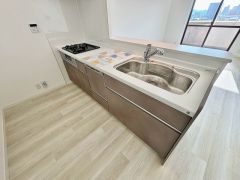 収納も、作業スペースも広々と設けられた使いやすいシステムキッチンです＾＾カウンターキッチンなので、ご家族と会話をしながら楽しくお料理ができます＾＾
