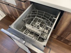 炊事時間を大幅に短縮できる食器洗浄乾燥機付き＾＾食器を洗う手間が減るので家族とのコミュニケーションの時間や自分の時間が増えますね。