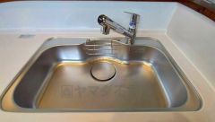 キッチンシンクは洗剤やスポンジを収納出来るラック付き。広さも確保しているので、大きなお鍋も洗いやすいですね。