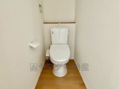 ウォシュレット付きトイレです。1階2階の2ヶ所にトイレがあるので、忙しい朝にもゆとりができますね＾＾