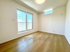 バルコニーに面していて日当たりがよく、寝室としての利用もおすすめです＾＾